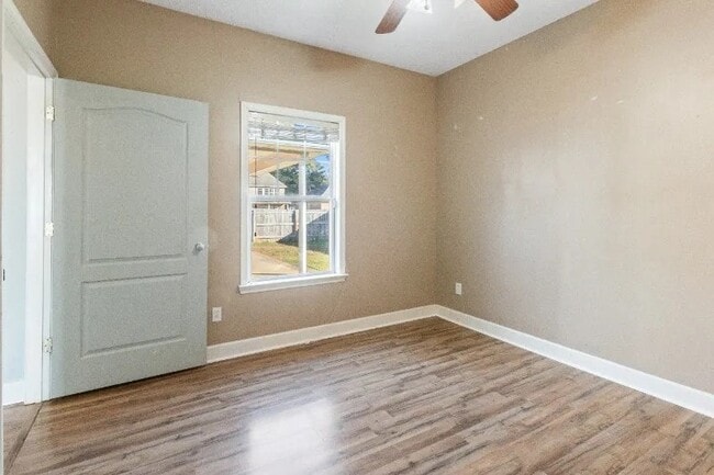 Photo - 1803 Collier Way
