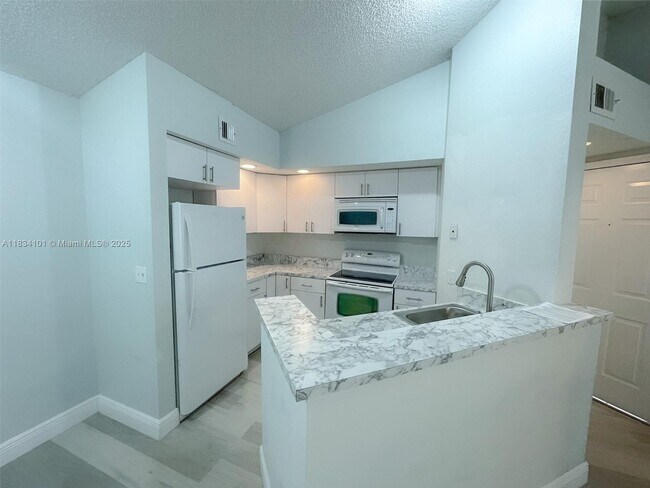 Building Photo - 3310 Pinewalk Dr N Unit 1835 Rental
