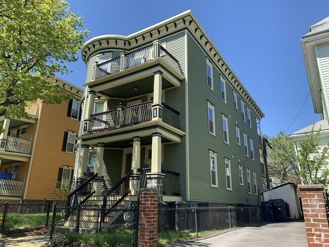 Building Photo - 17 Pleasant St Unit #1 17 Pleasant St. Rental