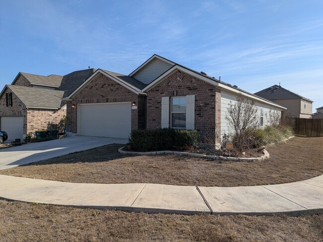 Building Photo - 1 story gem with quick access to Randolph!!