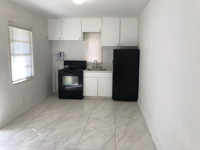 Building Photo - 212 NW 11th St Unit 02