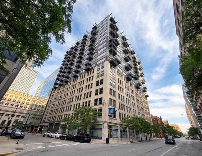 Building Photo - 565 W Quincy St Unit 802