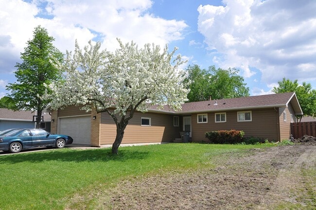 Building Photo - Moorhead Single Family Homes