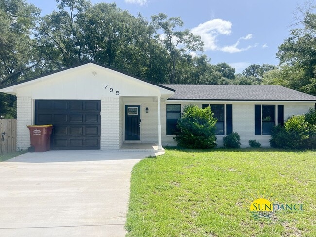 Building Photo - Inviting 3 Bedroom Home in Crestview Near Downtown & I-10!