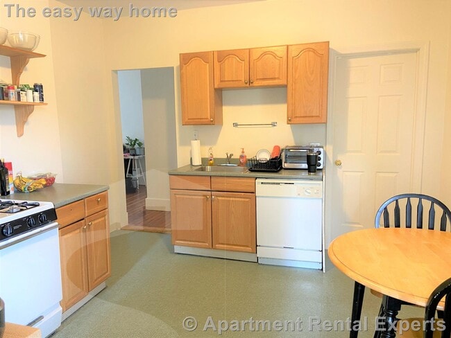 Building Photo - 37 Oak St Unit #1R