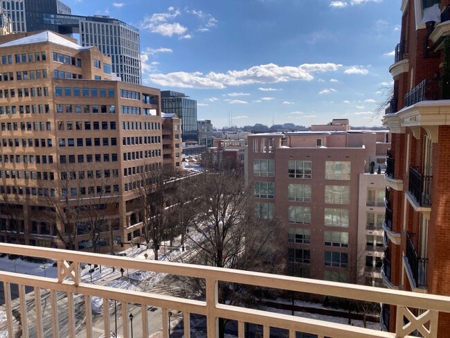 Photo - Fantastic Condo in Downtown Bethesda with Parking - Available Now! Unidad 905