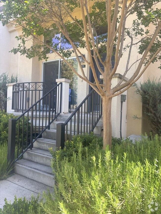 Building Photo - 3 Bedroom 2.5 Home in Whisman Station clos...