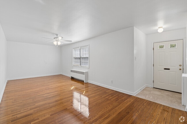 1BR, 1BA - 650SF - Living Room