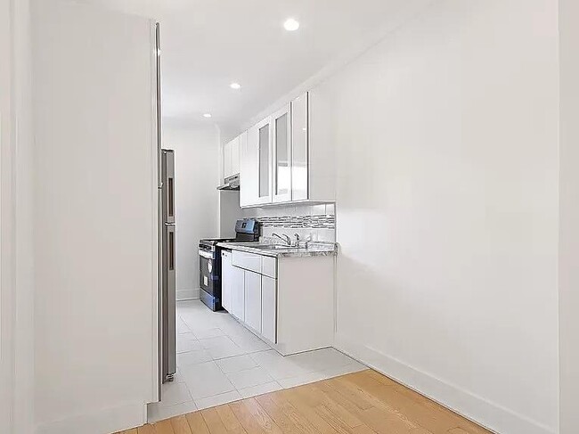 Photo - 44-14 Newtown Rd