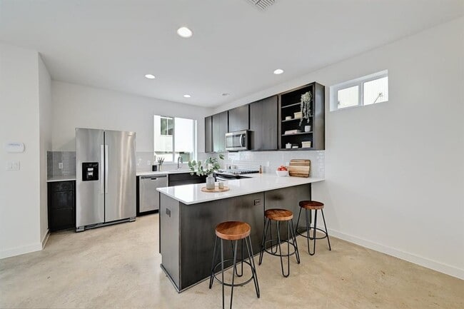 Building Photo - 705 N Bluff Dr Unit 11