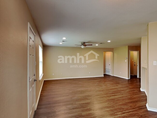 Photo - 207 Wegstrom St