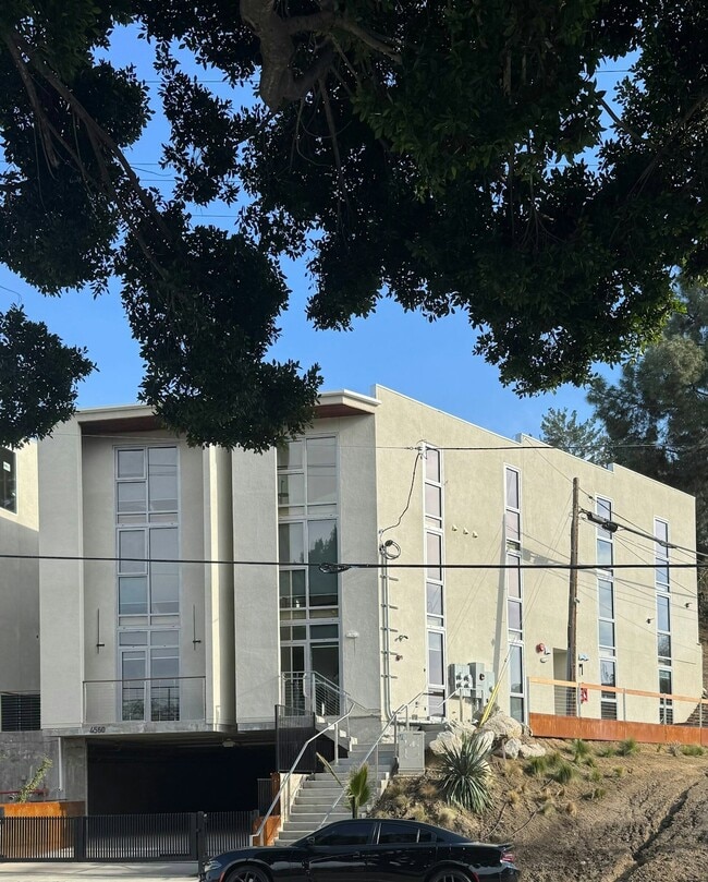 Building Photo - 4560 Huntington Dr S Unit 103 Rental