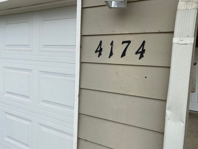 Building Photo - large 3 Bedroom 2.5 Bath Springfield duplex Unit 4174 Glacier view