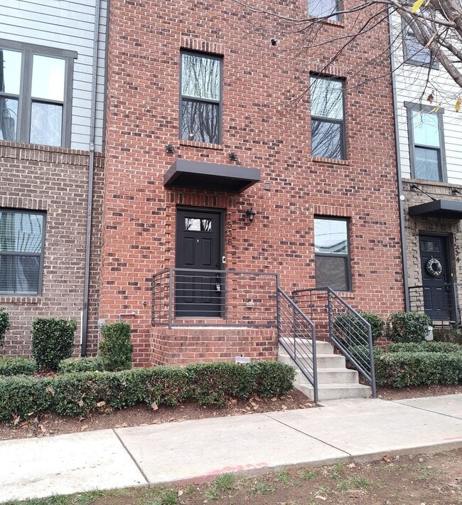 Building Photo - Pristine, 4 bed, 3.5 bath Townhome Located in the Kee Court Community!