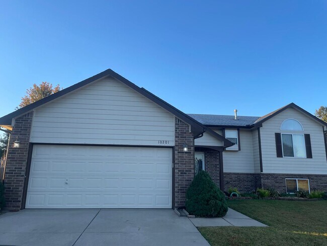 BEAUTIFUL 5 BEDROOM HOME WEST - BEAUTIFUL 5 BEDROOM HOME WEST