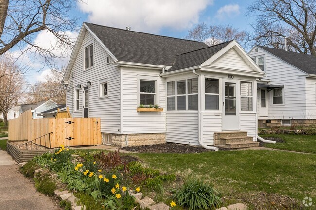 Building Photo - Newly Renovated Craftsman Bungalow Rental