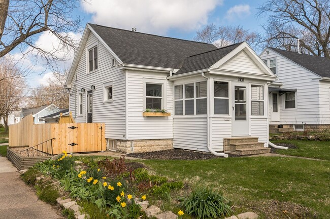 Newly Renovated Craftsman Bungalow - Newly Renovated Craftsman Bungalow House