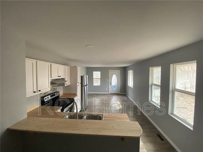 Photo - 834 W 26th St