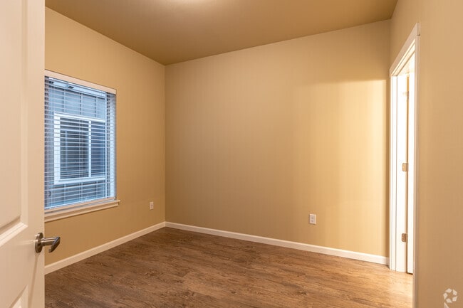 2BR, 2BA 850SF