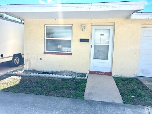 Building Photo - New Port Colony 2B/2B  w/ 1-Car Garage in ... Rental