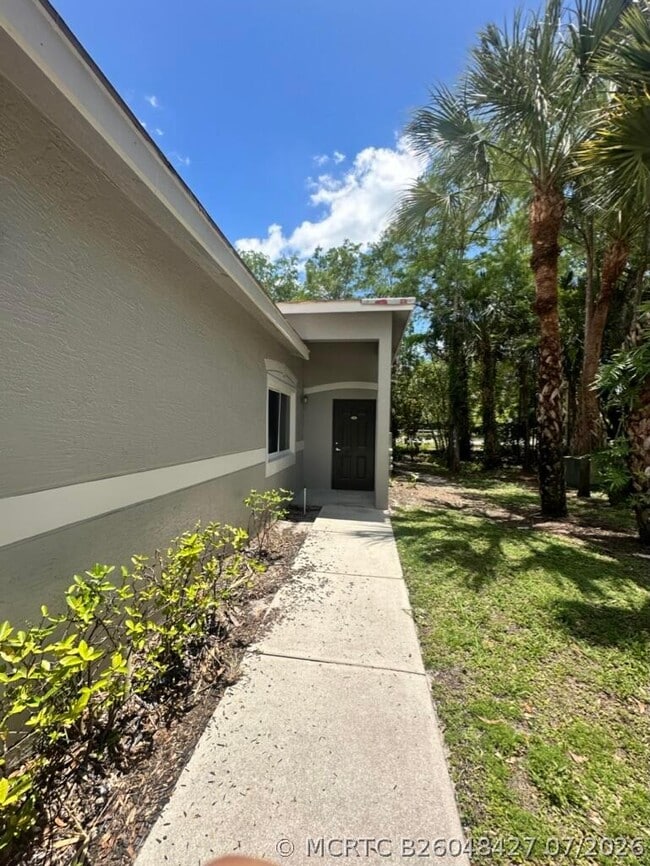 Photo - 220 Crestwood Cir