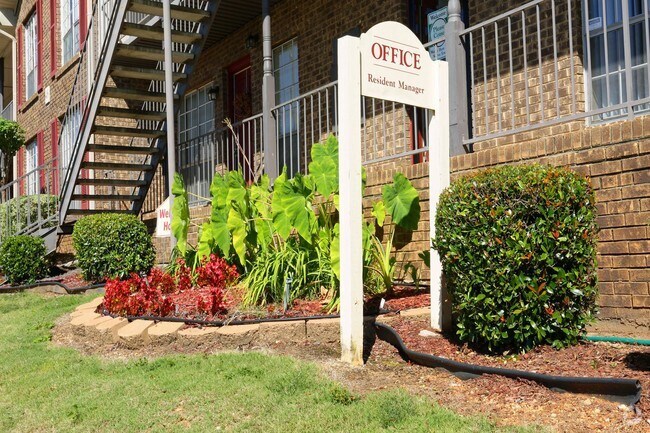 Photo - Chateau Glen Oaks Apartments