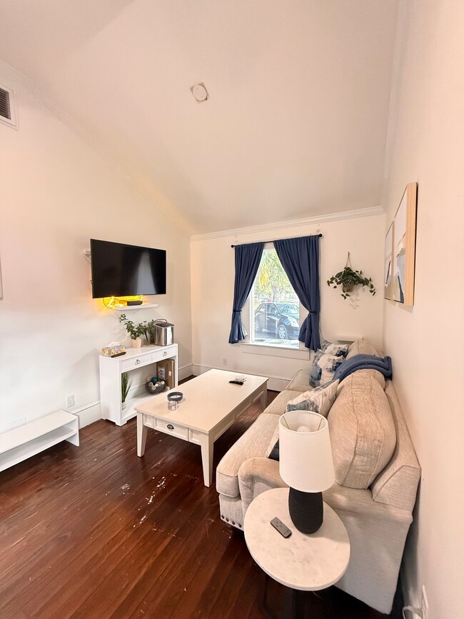 Photo - 1920 Victoria Ave