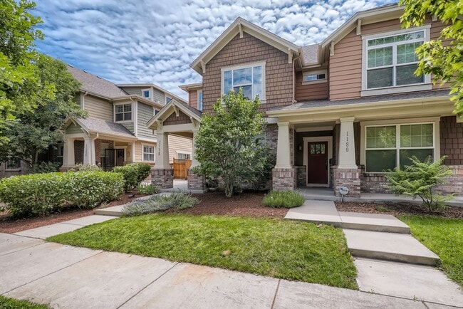 Building Photo - Long Realty & Property Management - Wonderfully Located Townhome in Great Neighborhood