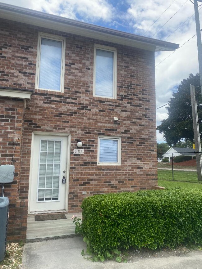 Building Photo - 409 Garden Dr