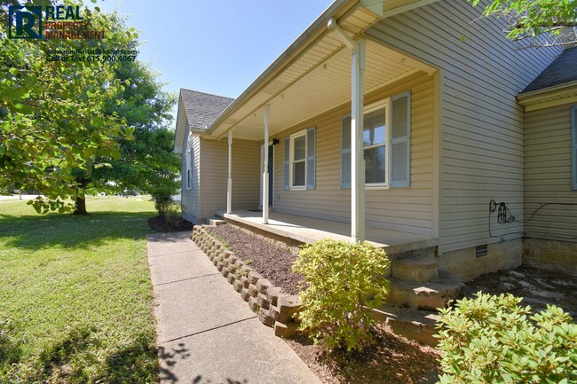 Photo - Adorable 3BR/2BA, attached 2 car garage in N. Murfreesboro on a corner lot!