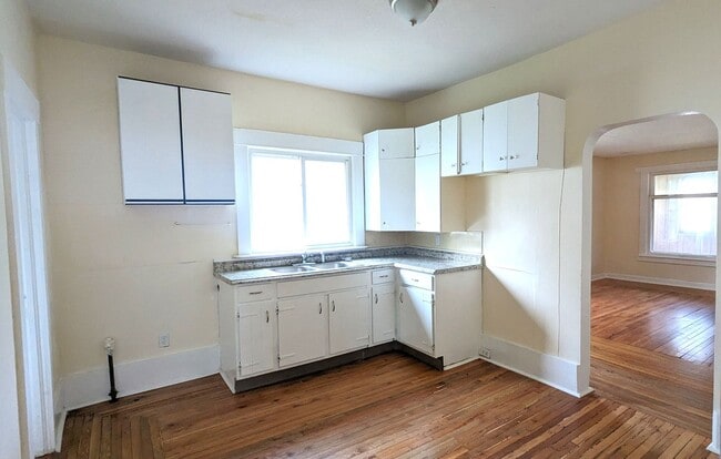 Photo - 2404 Leahy St