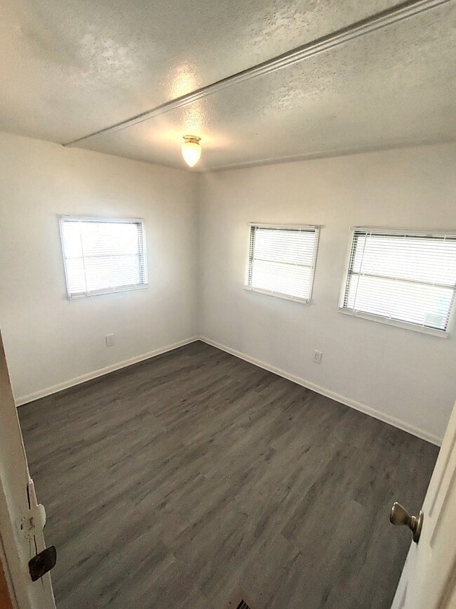 Photo - 900 9th Ave E