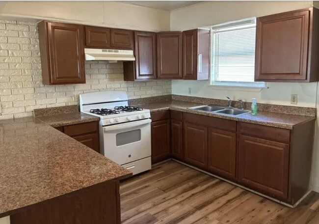 Photo - 606 W 4th St