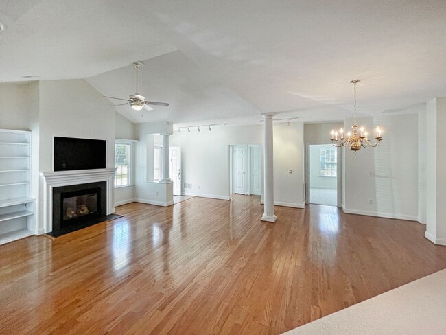 Photo - Spacious 3 bedroom/ 2 full bath home in Mi...