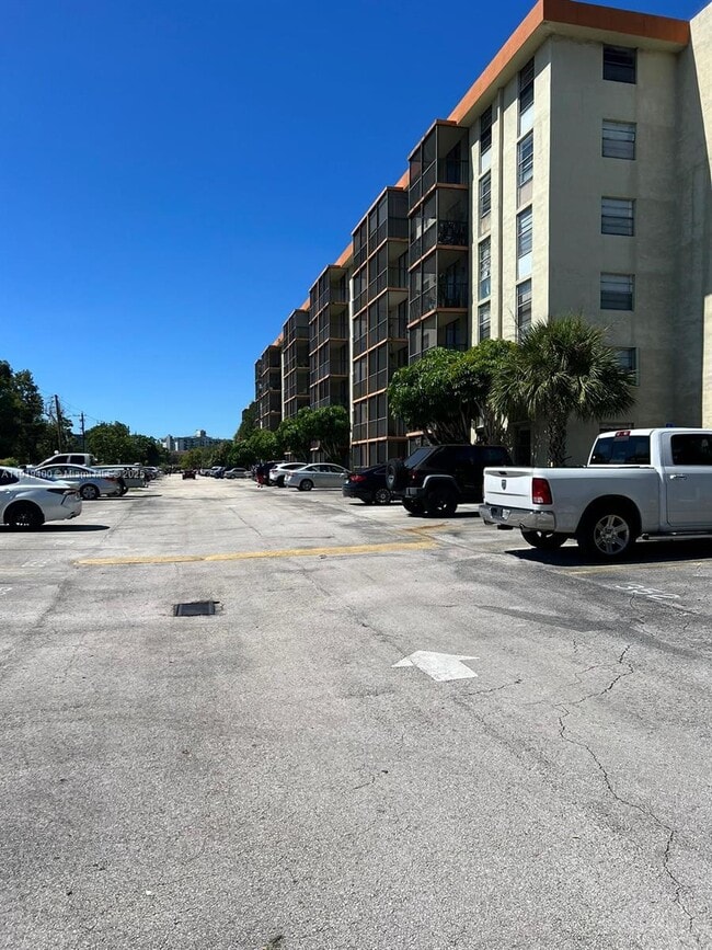 Building Photo - 16950 W Dixie Hwy Unit 631