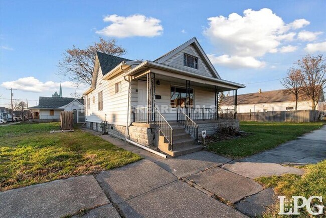 Building Photo - 2905 Elm St Rental