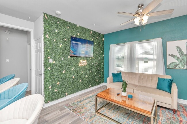 Photo - 7823 Gladstone St