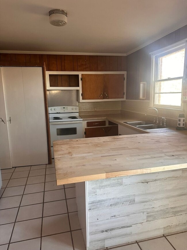 Photo - 1124 Erskine Rd