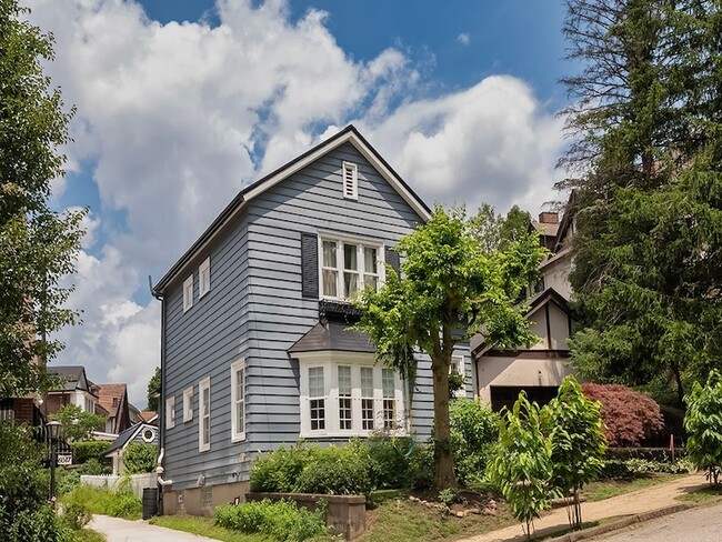 6051 Grafton St