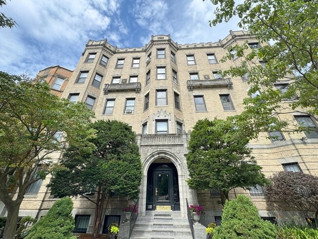 Building Photo - 51 Park Dr Unit 12A
