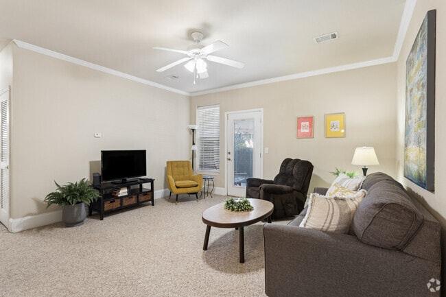 1BR, 1BA - 733SF - Living Room