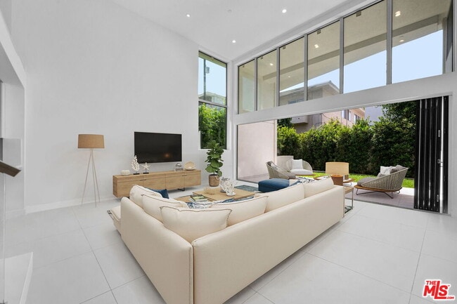 Photo - 621 Kings Rd Unit 2