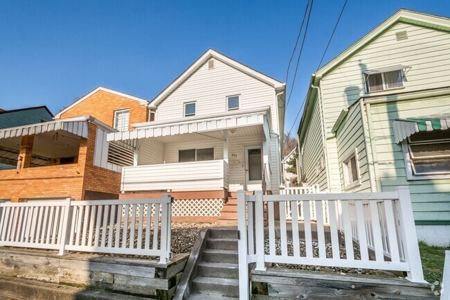 Building Photo - AVAILABLE SEPT 1ST!! UPDATED & SPACIOUS 3-... Rental