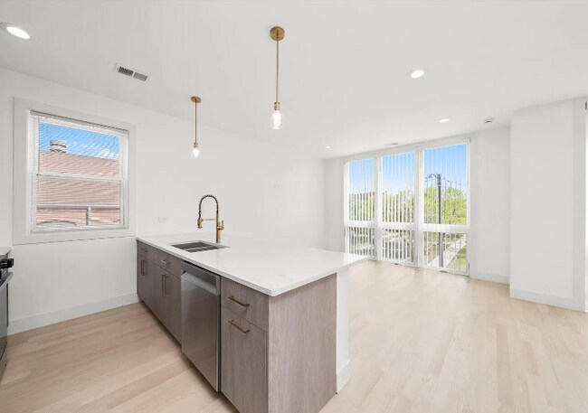 Building Photo - 2700 W Jackson Blvd