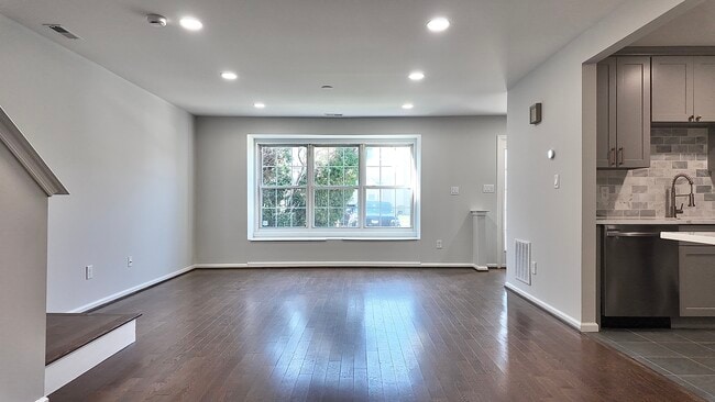 Amplia zona de estar - 603 Kirby Way