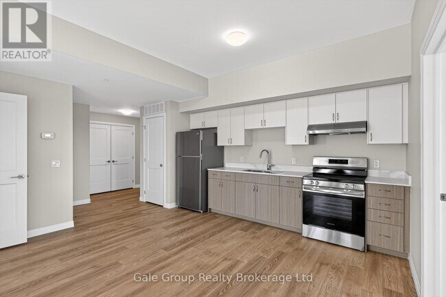 Photo - 785 Southwood Way