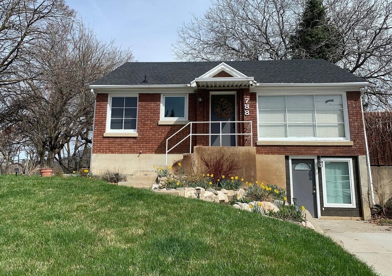 **Coming Soon! Cozy Cottage Vibes in North... - **Coming Soon! Cozy Cottage Vibes in North... House