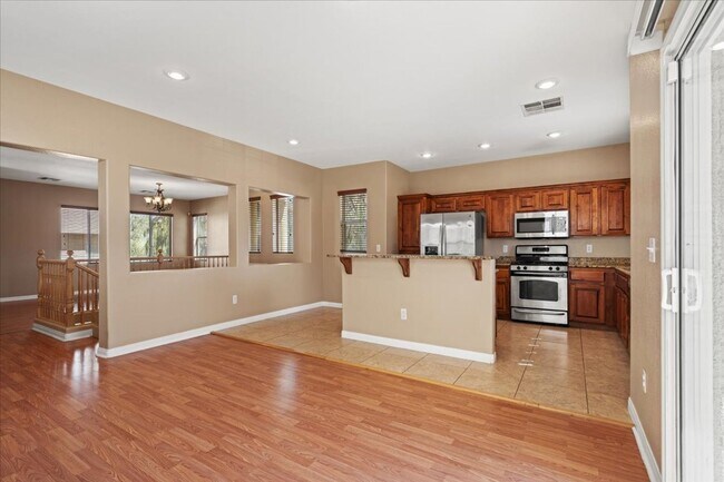 Photo - Spacious 3 bth Upstairs Plus Loft Bedroom, New Floors, New paint, No Carpet