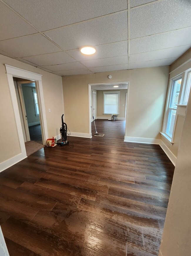 Building Photo - 654 W 4th St Unit Apt