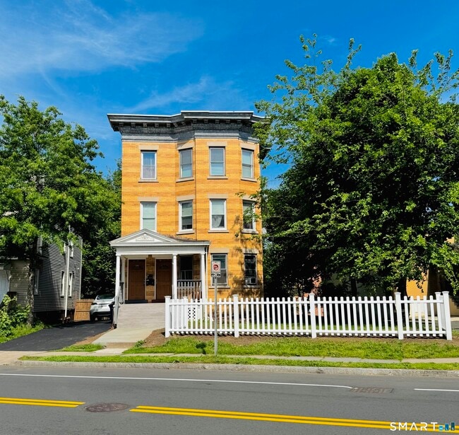 Building Photo - 370 Maple Ave Unit 3